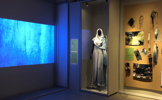 T.v. Film, mitten: kreation, t.h. processmaterial 2024 ©Jeanette ViskansDotter Schäringg