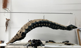 "Ett okänt havsdjur I", under arbetstid i ateljén i Skarpnäck Textilskulptur  Ulltygsprover,  kaffefilter och kartong  ©LeyunWang