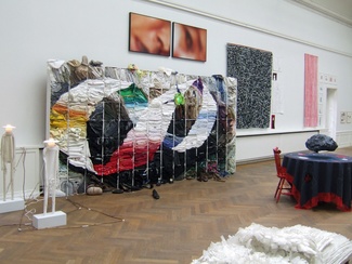 Anna-Lena Rydberg / Textila systrar, Gunnel Pettersson / Första Hjälpenspröt, pinnar på golvet, Monica Nilsson / I evighet. Lena Stenberg / Hud, Irene Agbaje / Random connection, Eva Mozard, Elizabet Christiansson på väggen. © Fiberartsweden 