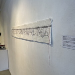 "120727-151015 - flyktväg". Sömnad på linnetyg (2019) © Åsa Westman