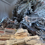 "190401 - 200401". Dagens Nyheter och Svenska Dagbladets pappersutgåva i sin helhet i ett kalenderår . Strimlad och vävd i tuskaft (2021) © Åsa Westman