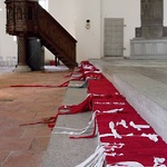 Begränsad gränslöshet, Svärta kyrka Nyköping 2018, väv och broderi 1392 x 33 cm, c Margareta Danhard