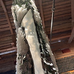 Sömnad av återvunna kontaktlinsförpackningar och packplast (2024) © Åsa Westman