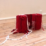 Begränsad gränslöshet, Olle Nymans ateljéer och konstnärshem Saltsjö-Duvnäs 2018, väv och broderi 1392 x 33 cm, c Margareta Danhard