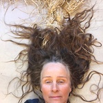 Grass som har legat ute över vintern och som jag använde i mitt Artist in Residency på Textilmuseet våren 2022