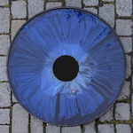 Larmoiment - Maria, HV Galleri, installativt verk, tyg, vatten, stål och järn 2023 © Lotte Nilsson-Välimaa 