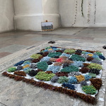 "Mandala/Lavarna svarar", 2023. Vävd rya och fotografi. © Elizabet Christiansson