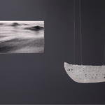 Havsyta, ett korsstygnsbroderi, förlaga en AI genererad bild, framför hänger Farkost, textilt glas ©Ditte Johansson 