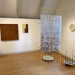Glitter & dunkel, Stenhuset konsthall, utställningsvy. Konstnärer: Tomas Robefelt, Emilia Elfvik och Helene H. Hortlund.