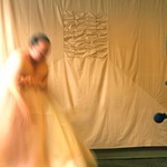 Danskommentar framför Katarina Wiklunds It´s alive (decoration in beige) Almgrens Sidenväveri 2016 © Fiberartsweden