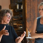 Monica Nilsson och Anna Tegeström Wolgers, samtal kring Nytta och nöje med konstnärer, Almgrens sidenväveri 2016. Foto: M. Wahlgren © Fiberartsweden