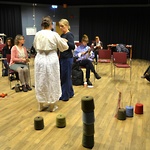 Workshop i Lilla Salen, "fläta strumpeband på grenklyka" 