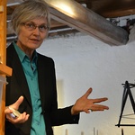 Konstnär Gittan Jönsson inviger utställningen Arvbetagelse på Österlens Museum 2015 © Arvbetagelse