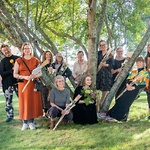 Konstnärerna på Hanaholmen – kulturcentrum för Sverige och Finland. Fr v. Lotte Nilsson-Välimaa, Paavo Halonen, Piia Lieste, Maria Sandstig, Catarina W. Källström, (sittande) Elinor Ström, (sittande) Vera Tamminen, Gunnel Pettersson, Virpi Vesanen-Laukkanen, Maria Hägglund, Ellen Skafvenstedt, Sonja Löfgren-Birch och Elina Laitinen. Saknas på bilden gör Inger Bergström och Riikka Peltola. Foto: Jakke Nikkarinen