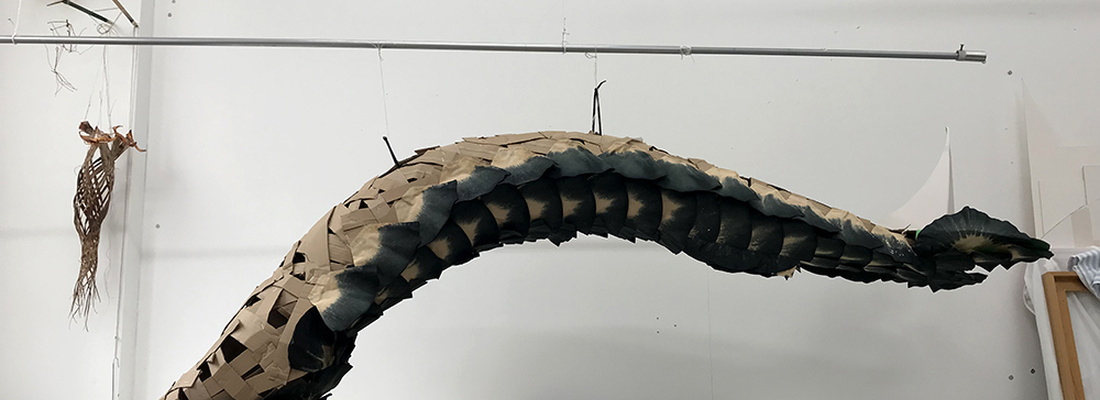 "Ett okänt havsdjur I", under arbetstid i ateljén i Skarpnäck Textilskulptur  Ulltygsprover,  kaffefilter och kartong  ©LeyunWang