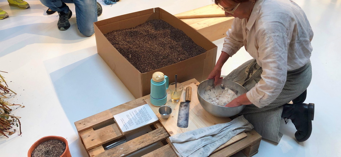 Odlingen, performance med bovete, Totalt 15 konstnärer från Finland och Sverige medverkar i utställningen Länk – Link – Linkki, Hanaholmen, Finland 2021-22