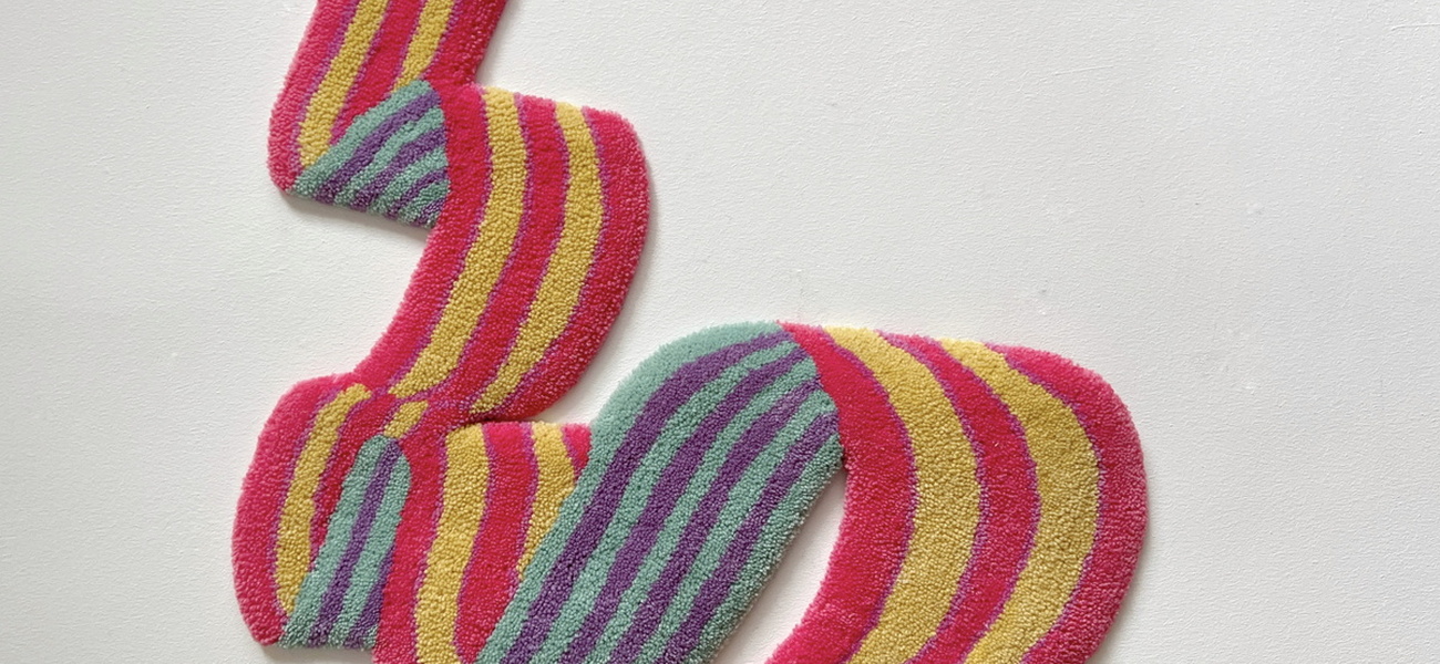 Hand tuftat randigt virvlande band av ull för vägg