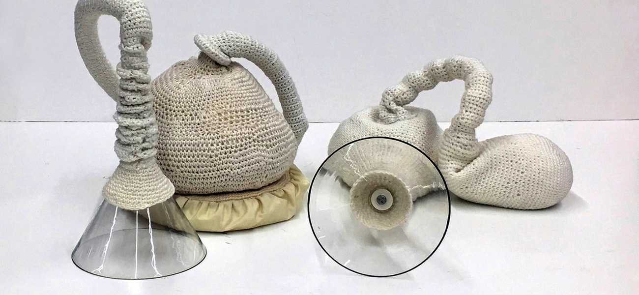 Tratt med slang och påse, diameter på tratt 22 cm ©Mona Petersson