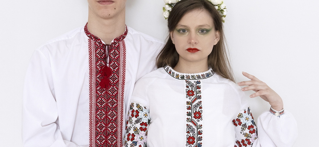 Vyshyvanka, вишива́нка. Broderi, fotografi 2023 i samarbete med Marharyta Chemerys. Från serien "Slava Ukraini". Ägs av Sundsvalls museum, region Skåne